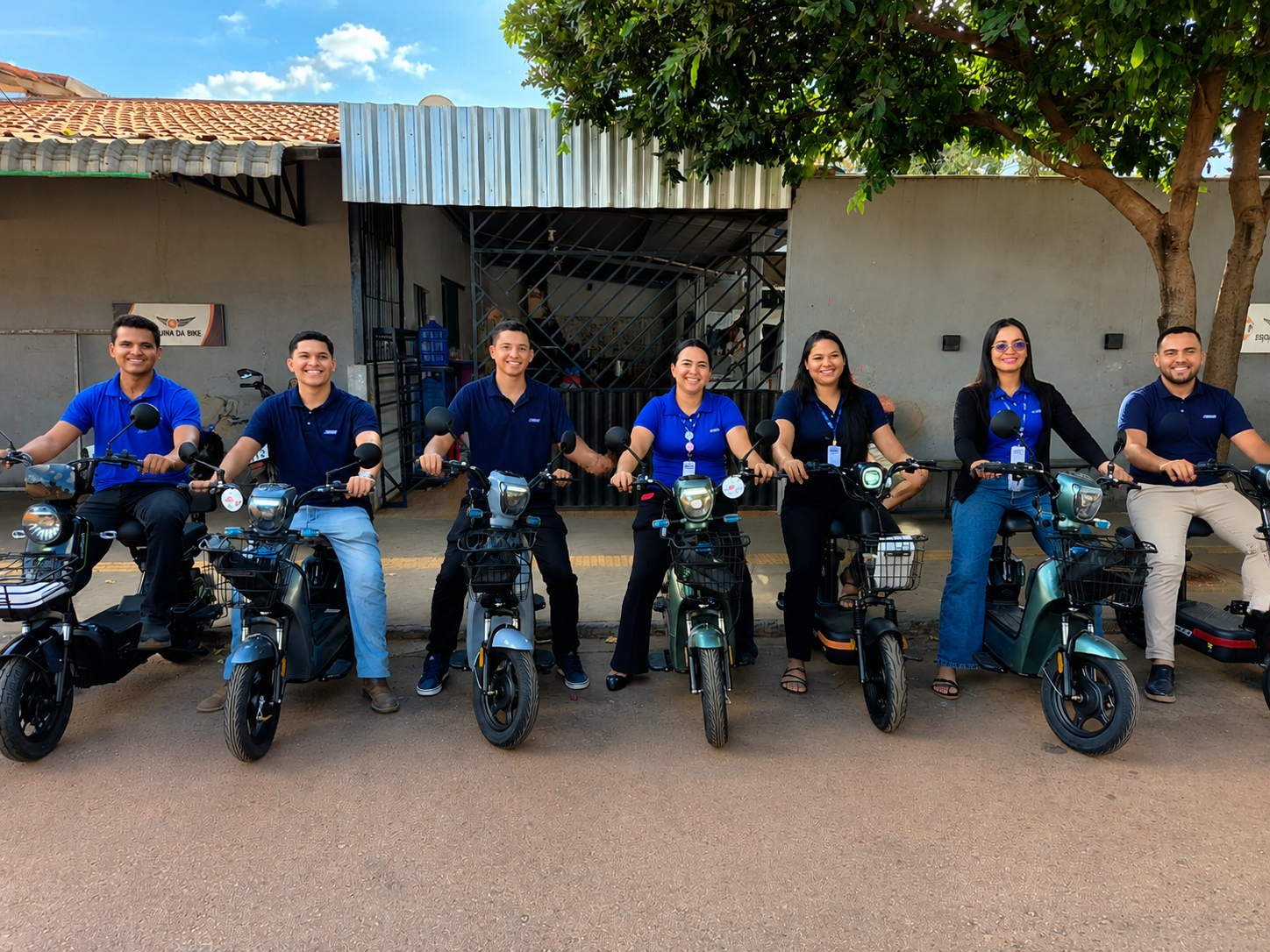 Equipe da Esquina da Bike reunida em frente à loja