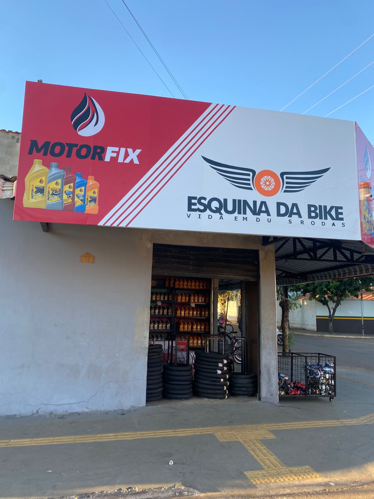 Entrada da Esquina da Bike com pneus e produtos em exposição